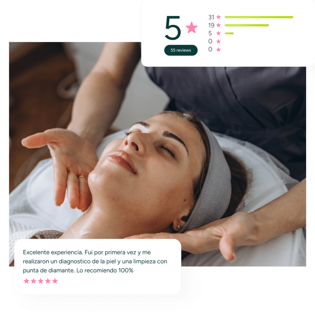 Mujer disfrutando de un masaje facial en un centro de belleza