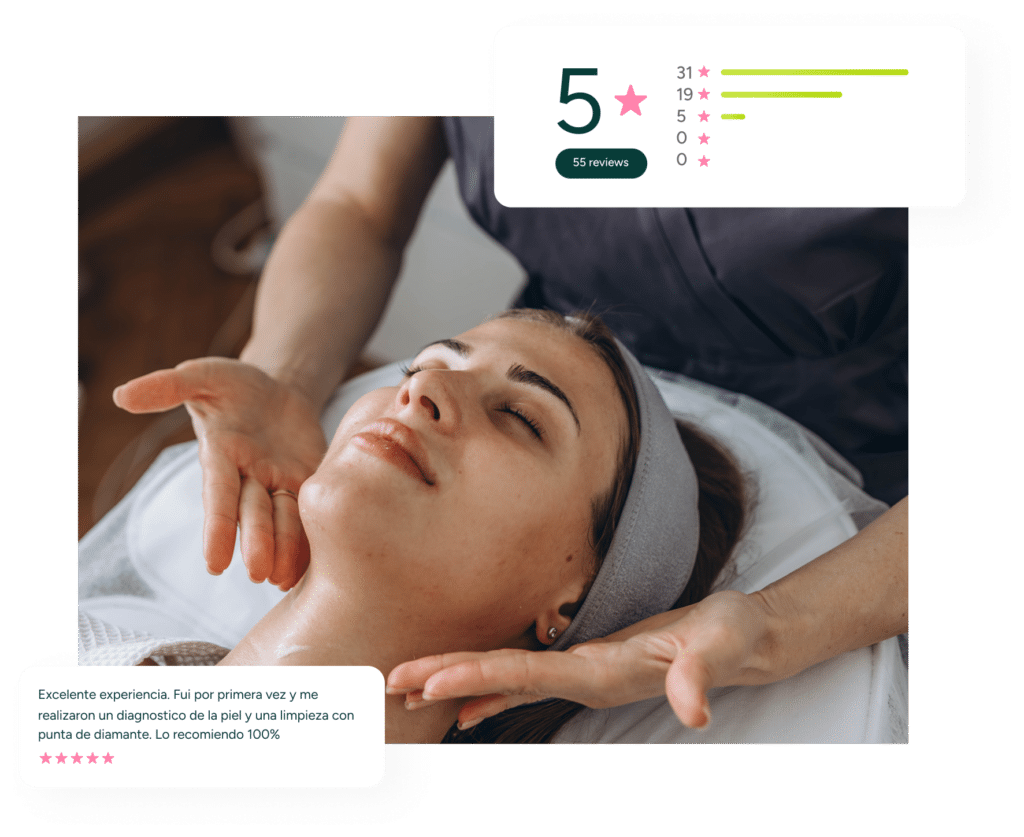 Mujer disfrutando de un masaje facial en un centro de belleza